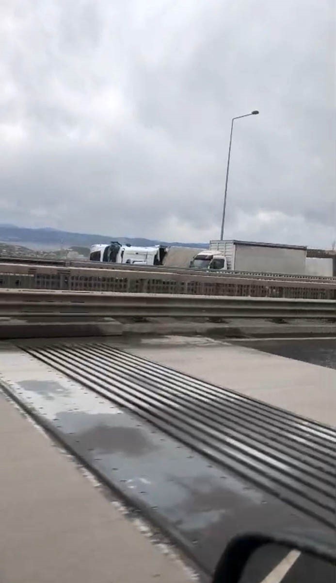 Kuzey Marmara Otoyolu’nda şiddetli fırtına: 2 tır devrildi
