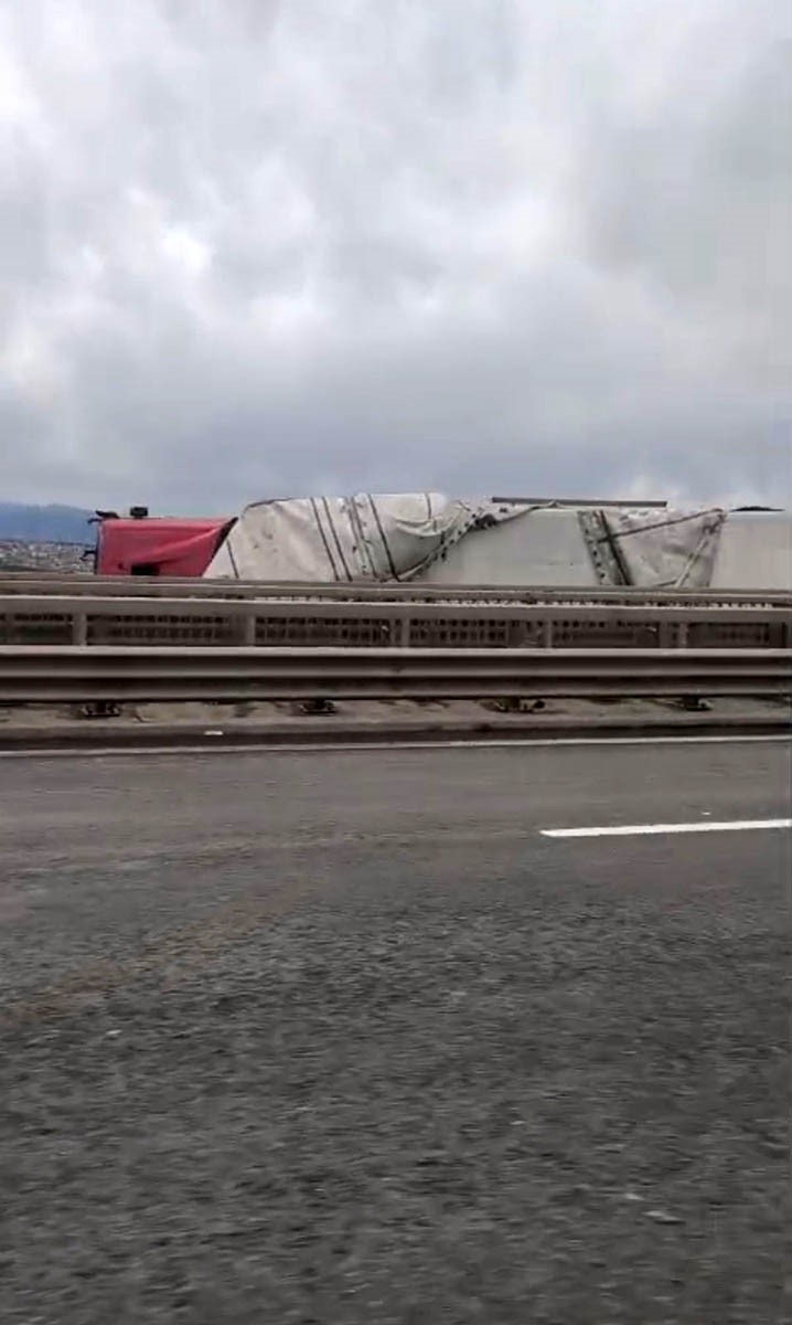 Kuzey Marmara Otoyolu’nda şiddetli fırtına: 2 tır devrildi
