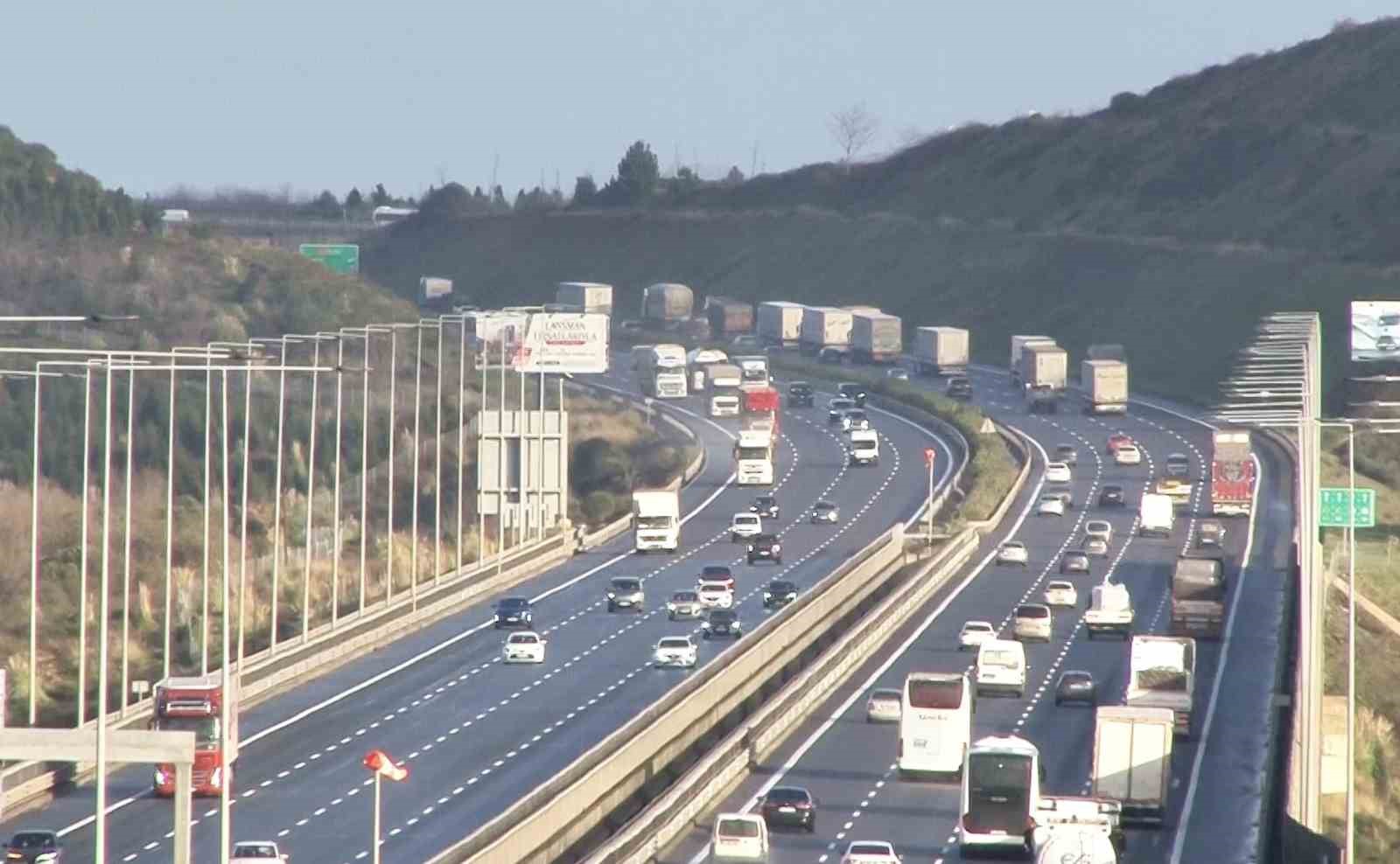 Kuzey Marmara Otoyolu’nda tırların lodosla imtihanı
