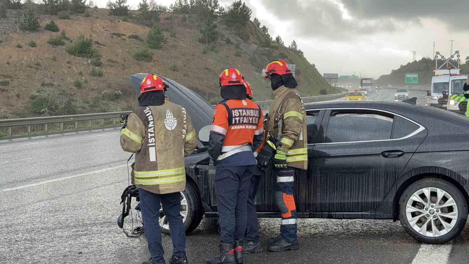 Kuzey Marmara Otoyolu’nda yağış kazayı beraberinde getirdi: 3 araç birbirine girdi
