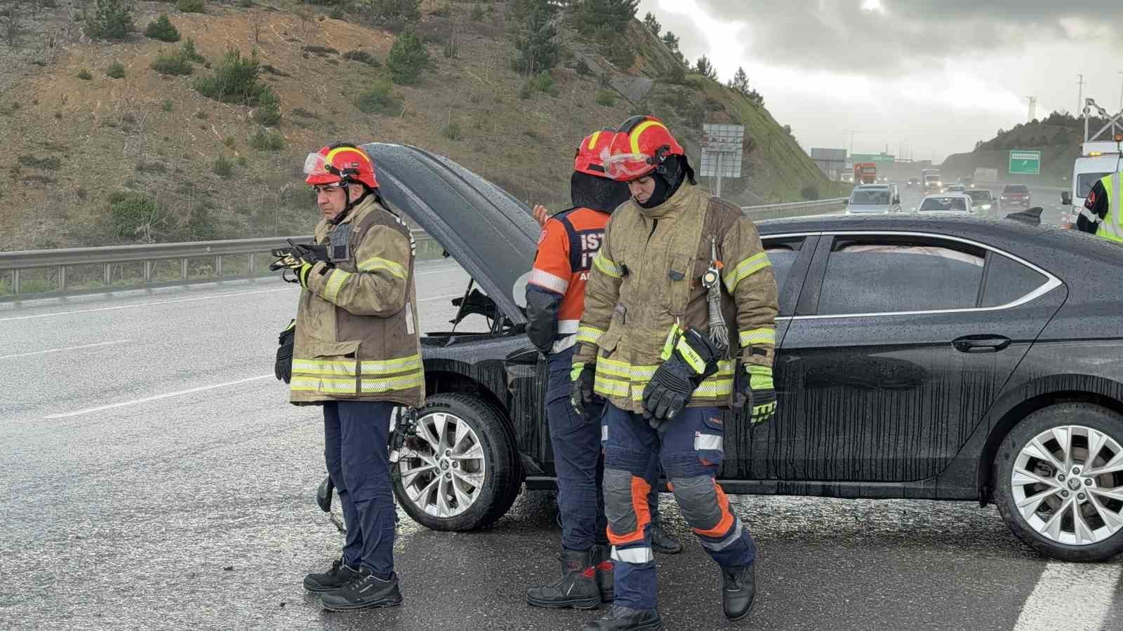 Kuzey Marmara Otoyolu’nda yağış kazayı beraberinde getirdi: 3 araç birbirine girdi
