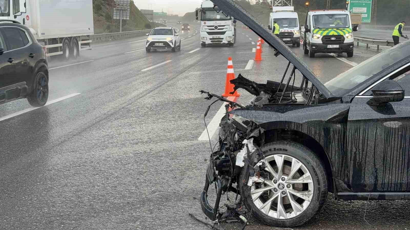 Kuzey Marmara Otoyolu’nda yağış kazayı beraberinde getirdi: 3 araç birbirine girdi
