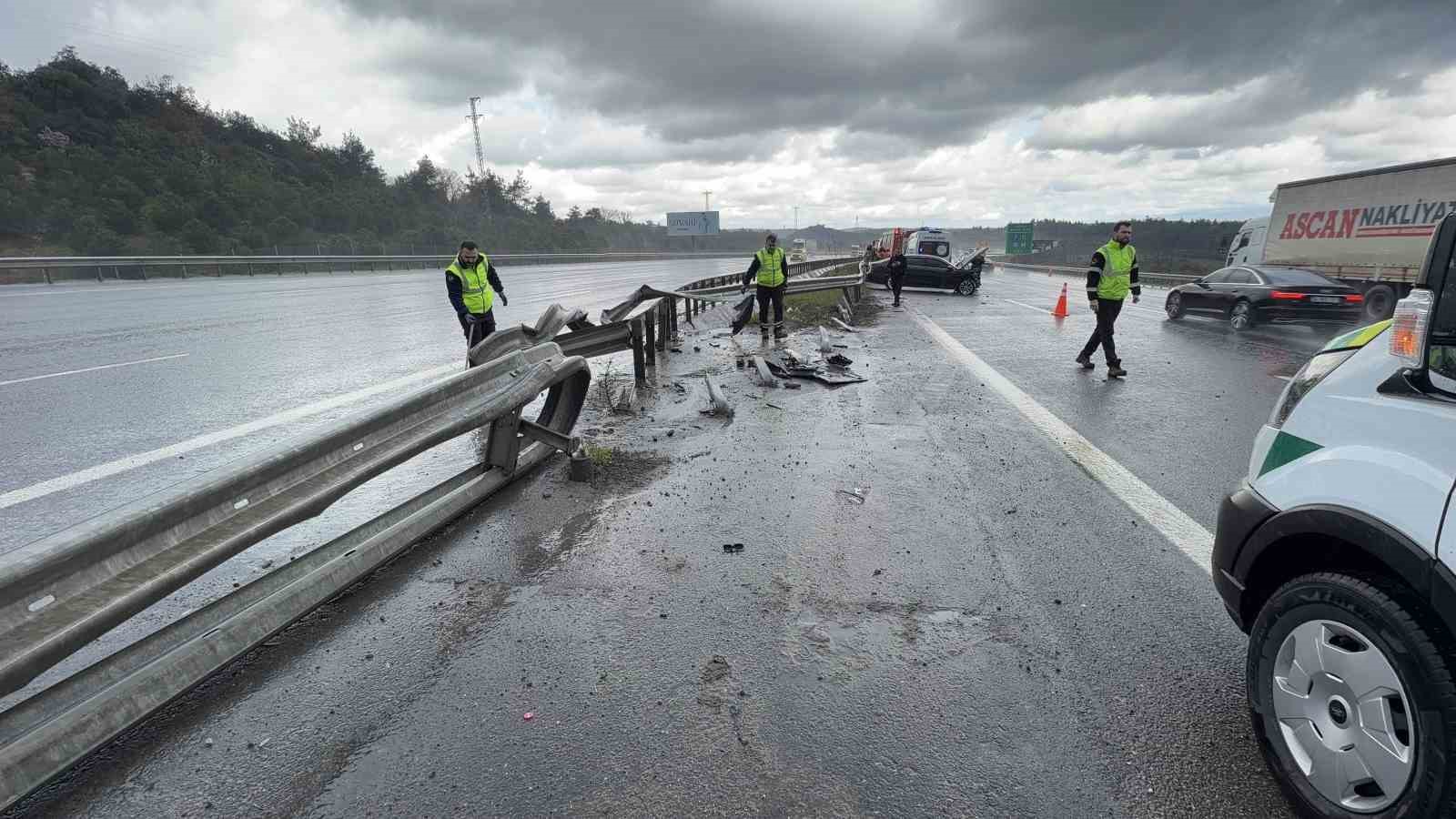 Kuzey Marmara Otoyolu’nda yağış kazayı beraberinde getirdi: 3 araç birbirine girdi
