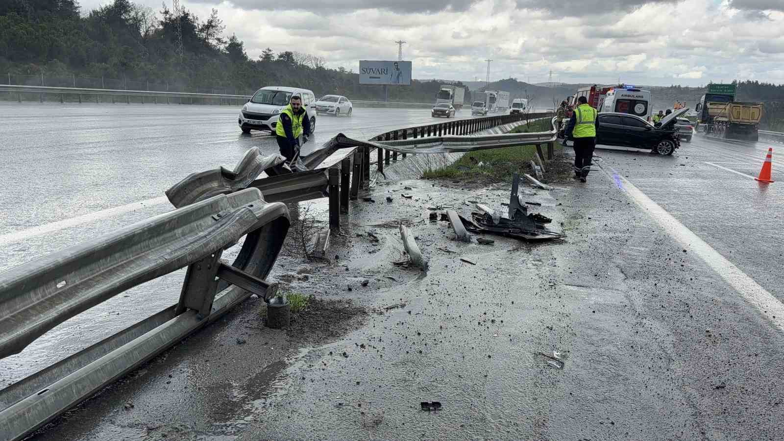 Kuzey Marmara Otoyolu’nda yağış kazayı beraberinde getirdi: 3 araç birbirine girdi
