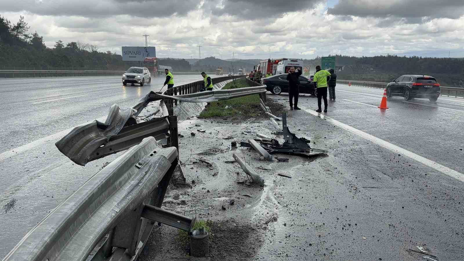 Kuzey Marmara Otoyolu’nda yağış kazayı beraberinde getirdi: 3 araç birbirine girdi
