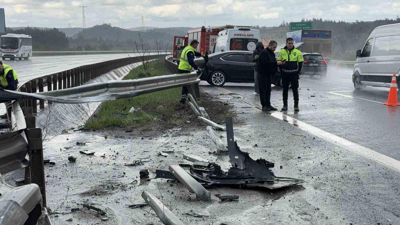 Kuzey Marmara Otoyolu’nda yağış kazayı beraberinde getirdi: 3 araç birbirine girdi
