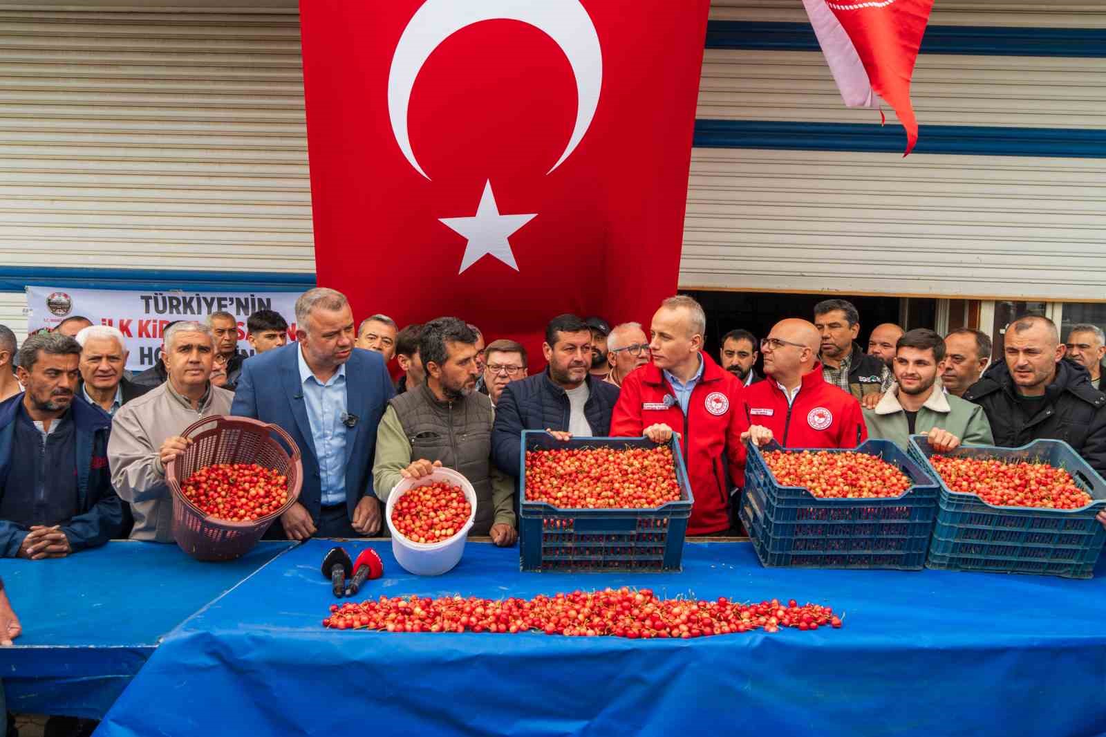 Kuzey yarımkürenin ilk kirazı rekor fiyatla satıldı
