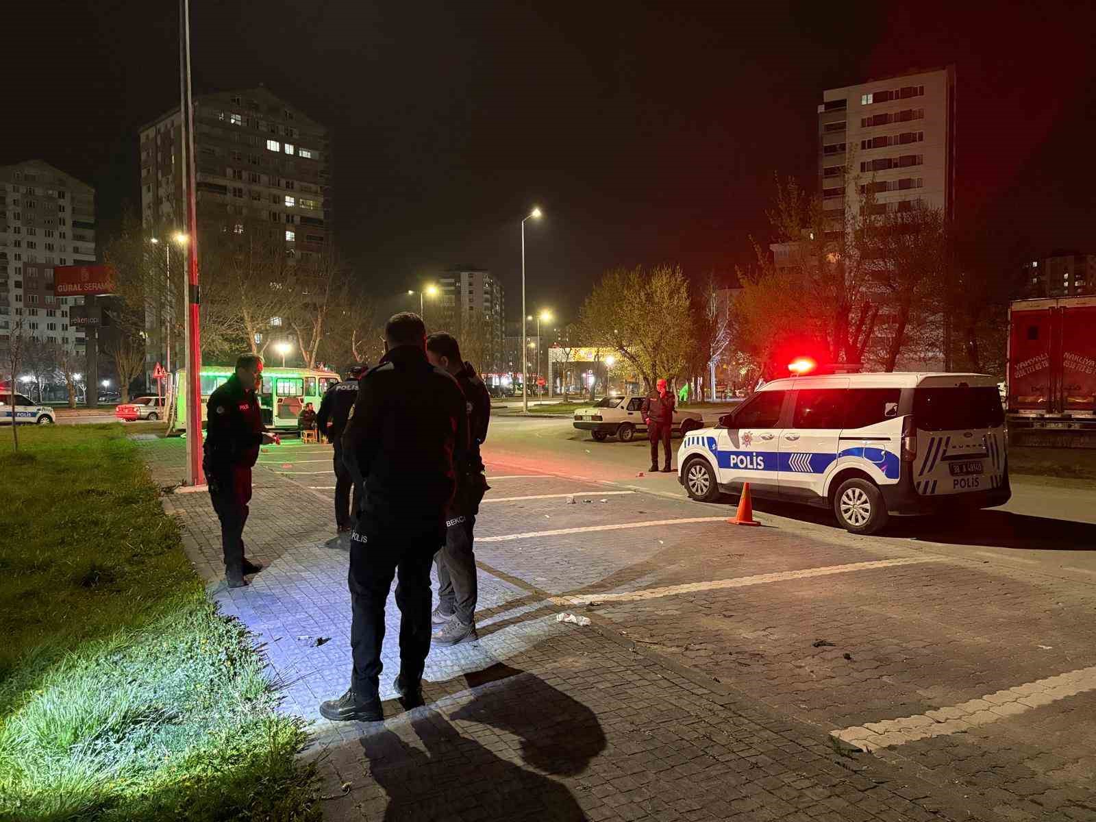 ‘Laf atma’ meselesinde kan aktı: 4 yaralı
