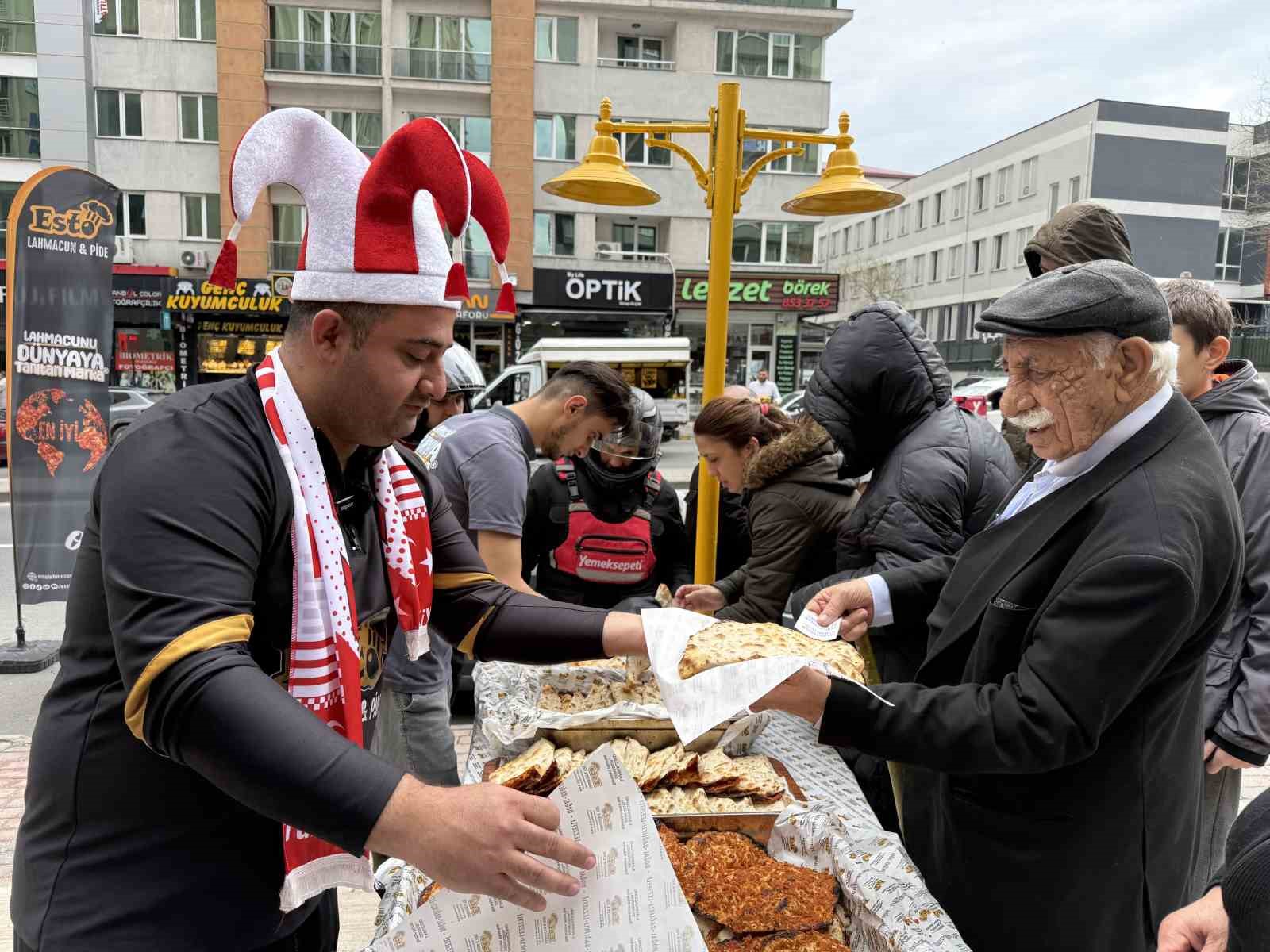 Lahmacun ustası "Maçı kazanırsak bin lahmacun dağıtacağım" dedi, sözünü tuttu
