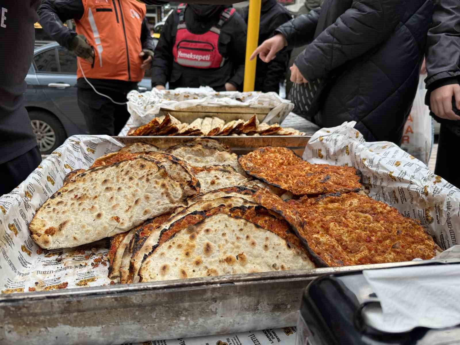 Lahmacun ustası "Maçı kazanırsak bin lahmacun dağıtacağım" dedi, sözünü tuttu
