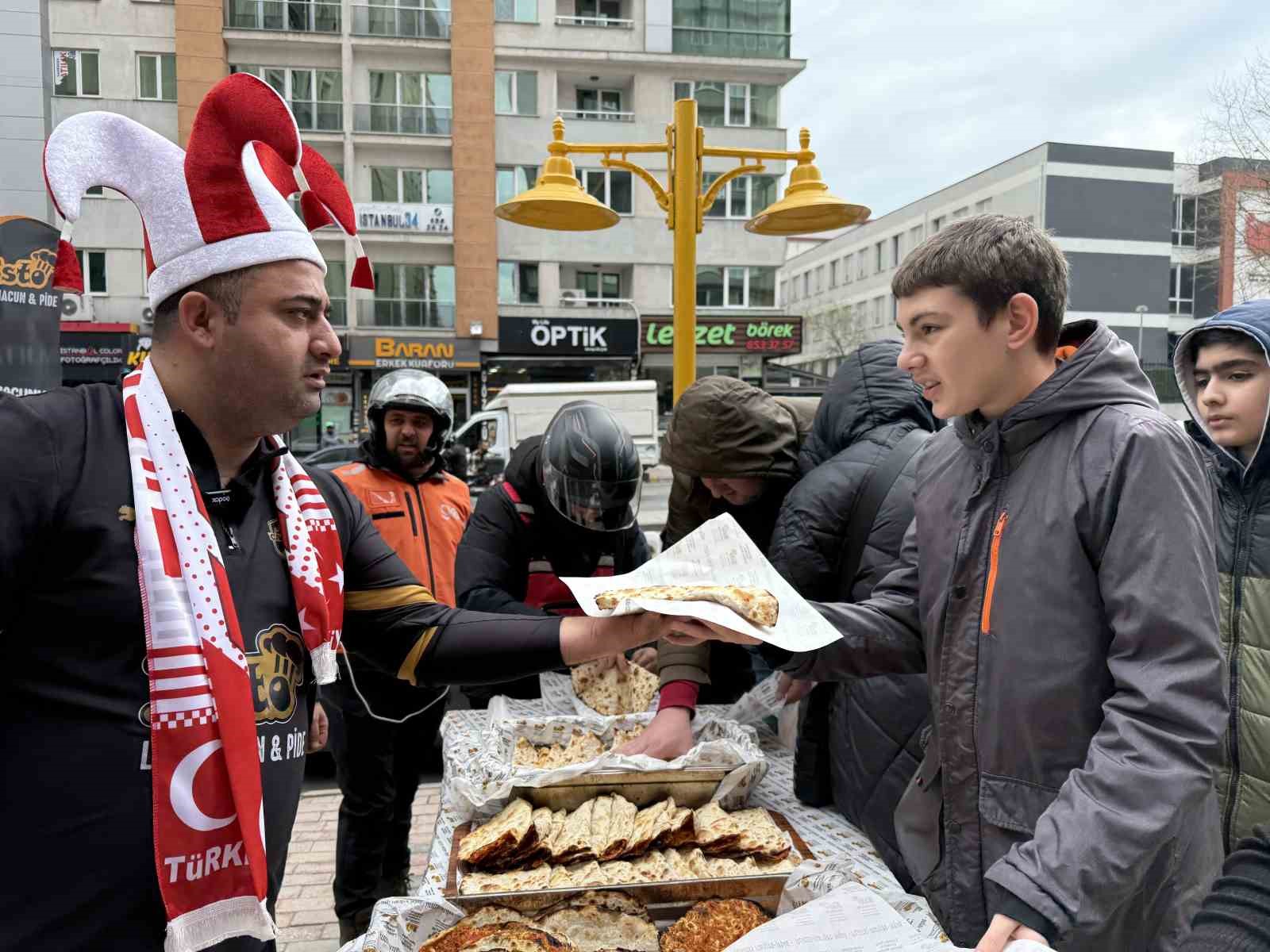 Lahmacun ustası "Maçı kazanırsak bin lahmacun dağıtacağım" dedi, sözünü tuttu
