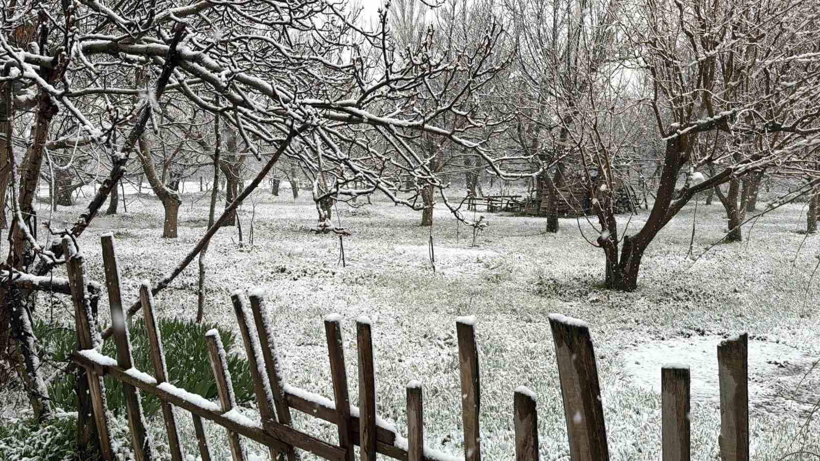 Lapa lapa yağan kar ilçeyi beyaza bürüdü
