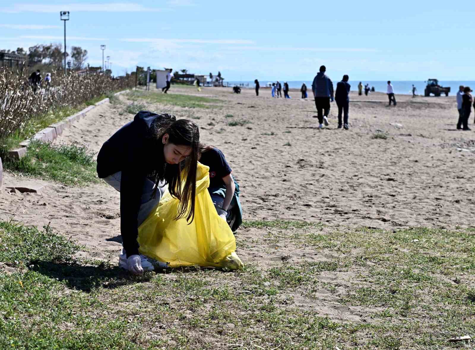 Lara Sahili’nde öğrencilerden bilimsel temizlik
