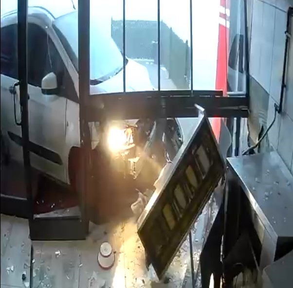 Lavaş getirdiği dönerciye aracıyla girdi
