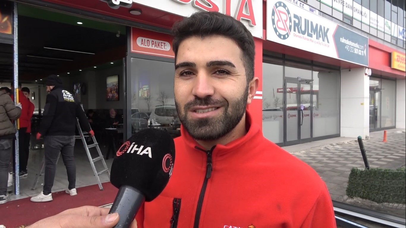 Lavaş getirdiği dönerciye aracıyla girdi
