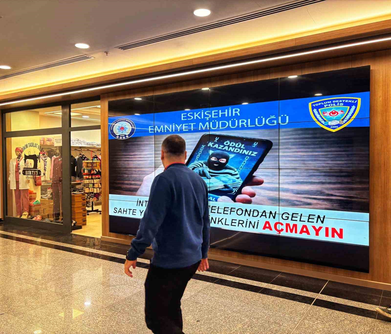 LED ekranlara hırsızlık ve dolandırıcılık uyarıları yansıtıldı
