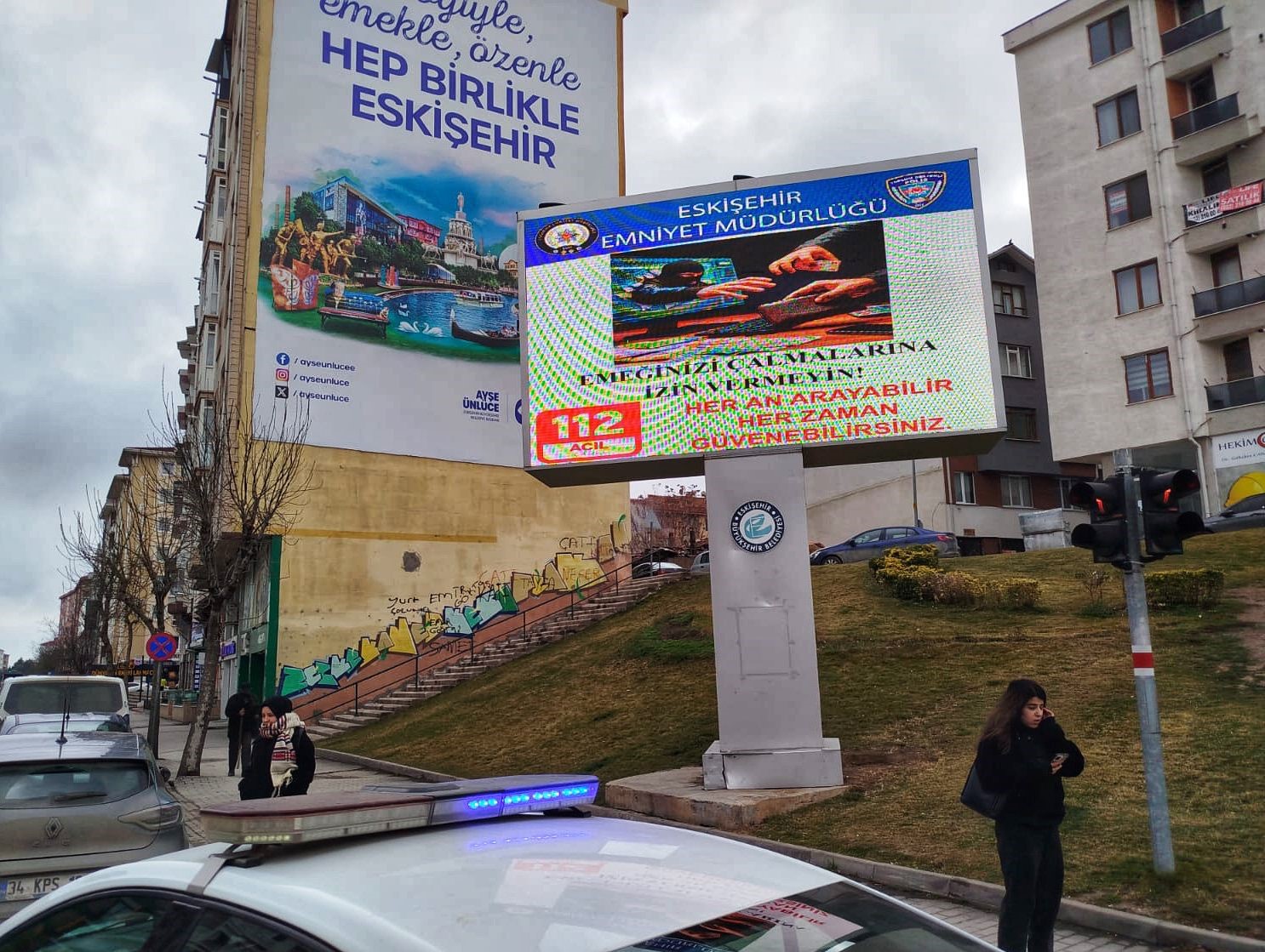 LED ekranlara hırsızlık ve dolandırıcılık uyarıları yansıtıldı

