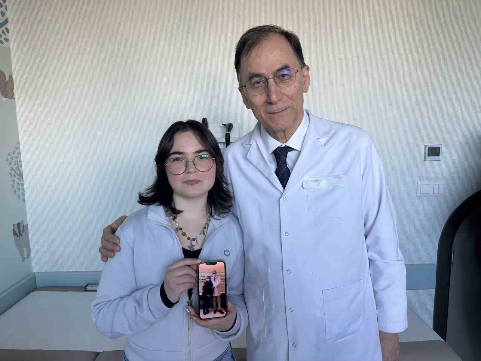 Lenf kanserini yendi, doktorundan ilham alıp tıp fakültesini kazandı: Yıllar sonra yine aynı karede buluştular
