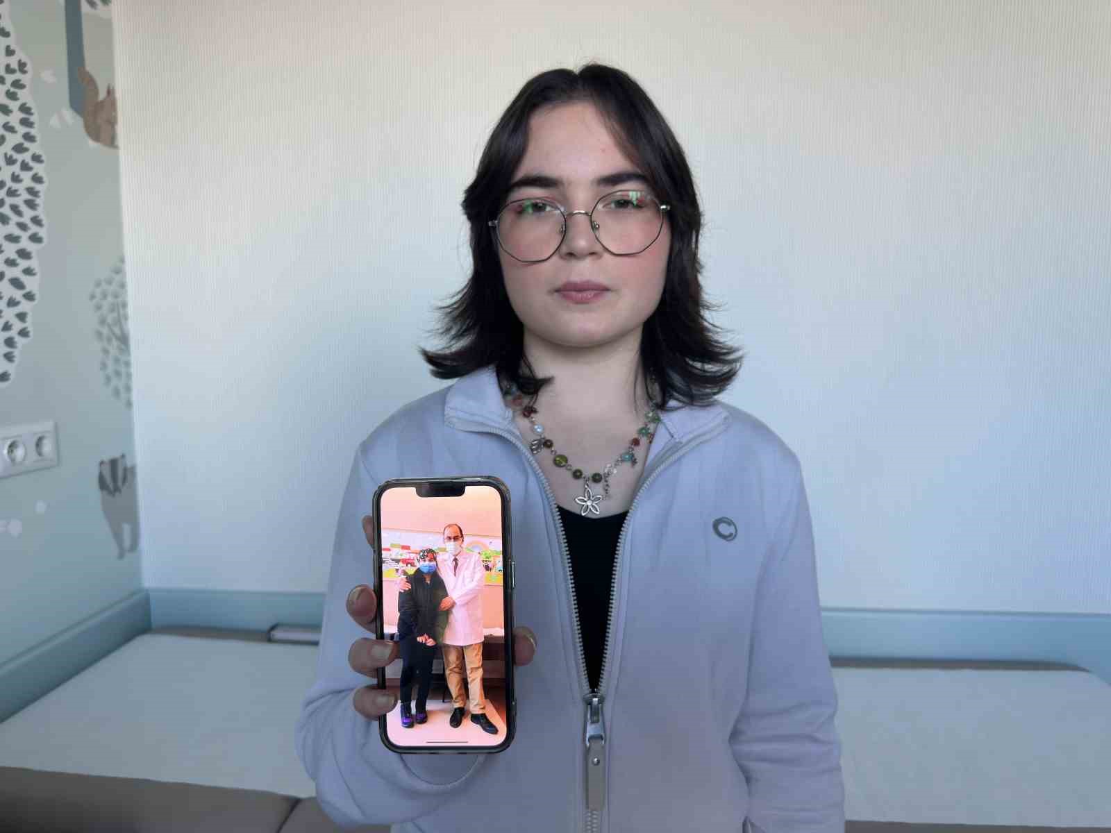 Lenf kanserini yendi, doktorundan ilham alıp tıp fakültesini kazandı: Yıllar sonra yine aynı karede buluştular
