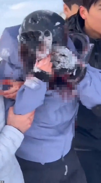 Leoparla selfie çekmek istedi, ölümden son anda kurtuldu
