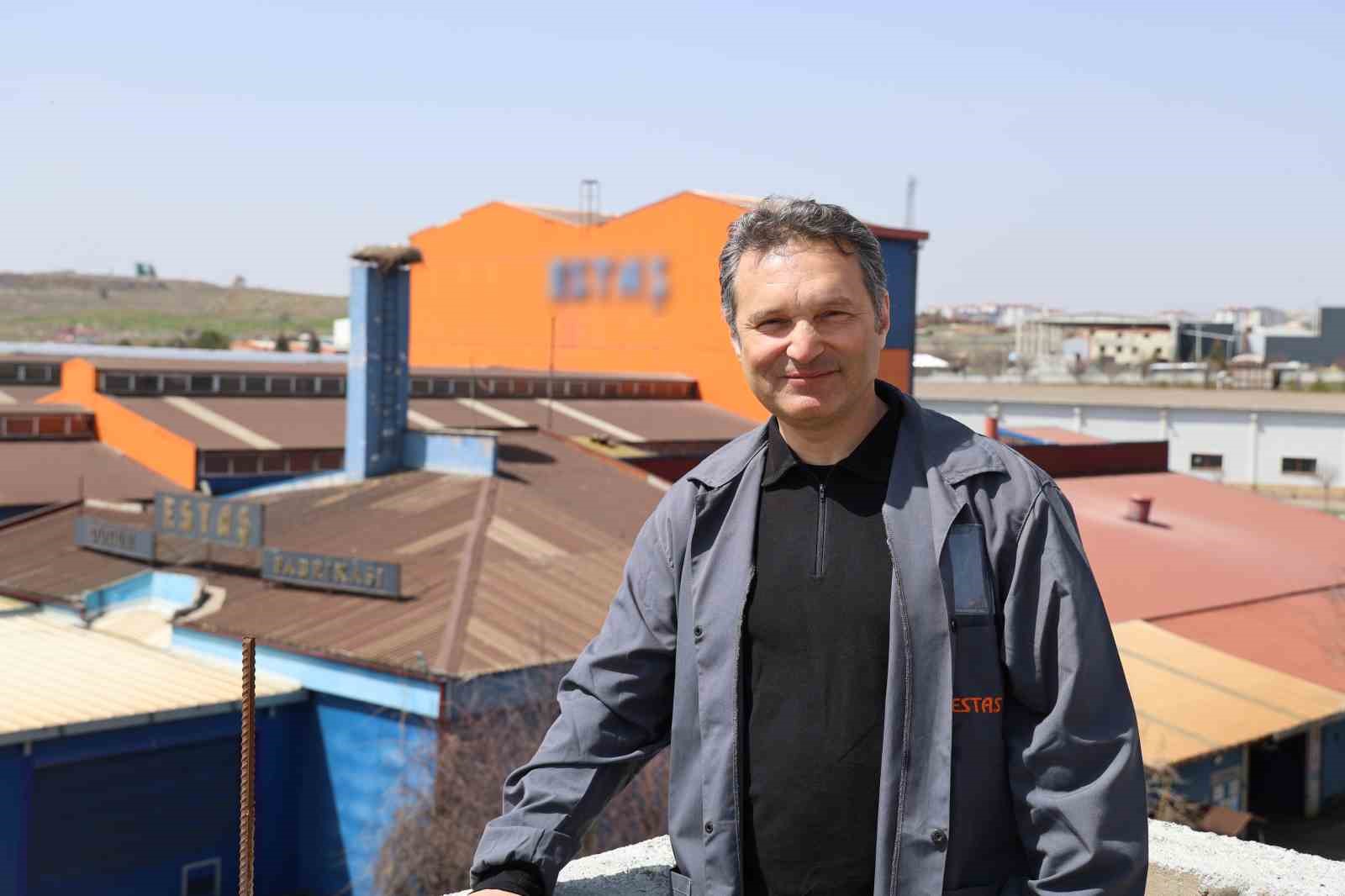 Leylekler yuvaya döndü, fabrikada üretime ara verildi
