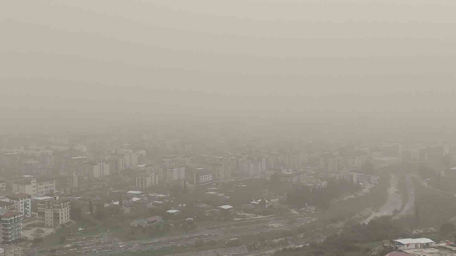 Libya’dan gelen çöl tozu Hatay’ı yuttu
