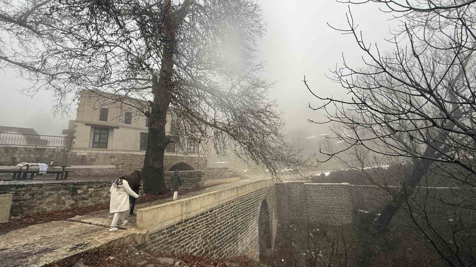Lice’deki 486 yıllık Atak Ulu Camii sis içinde kaldı
