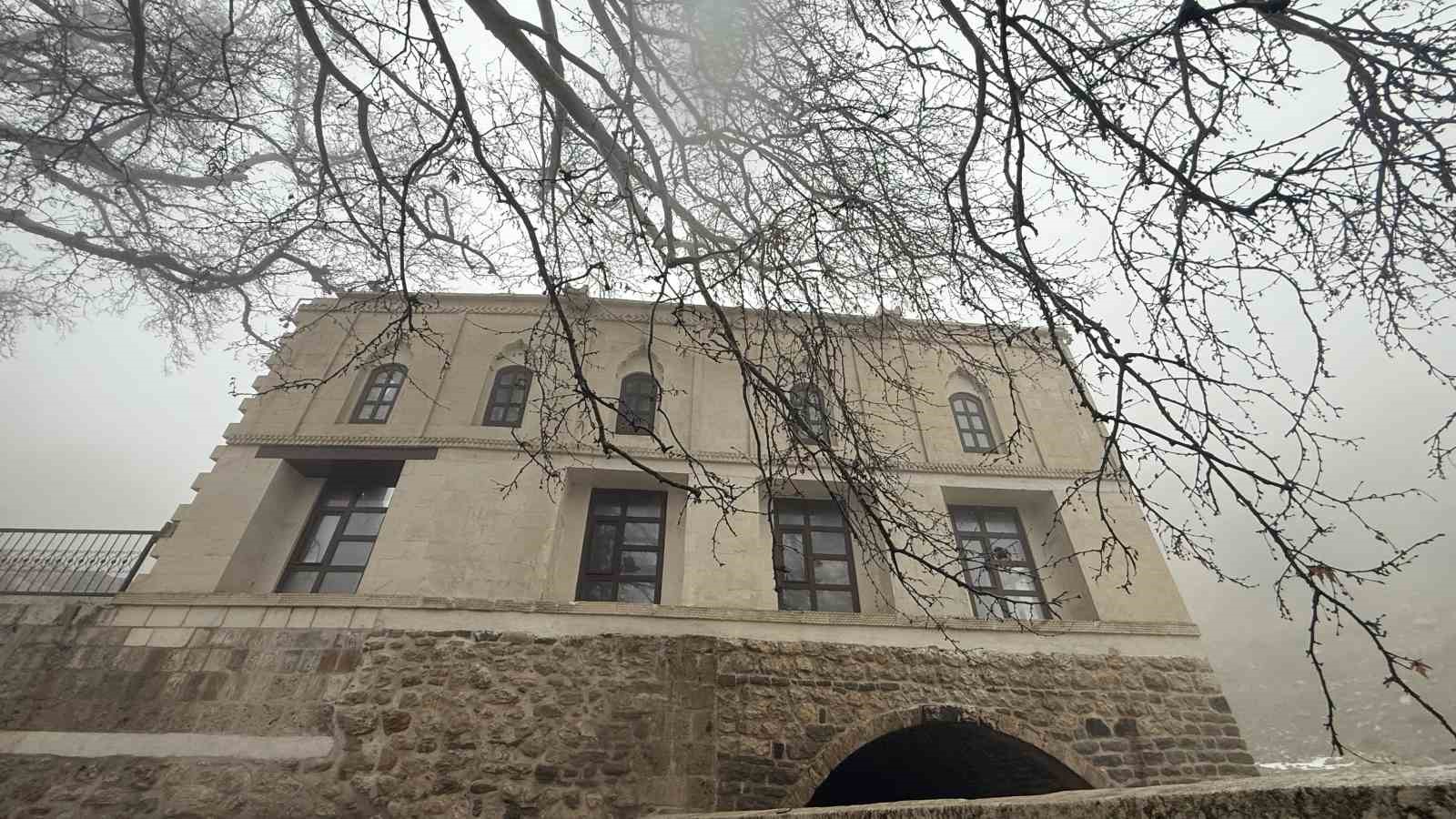 Lice’deki 486 yıllık Atak Ulu Camii sis içinde kaldı

