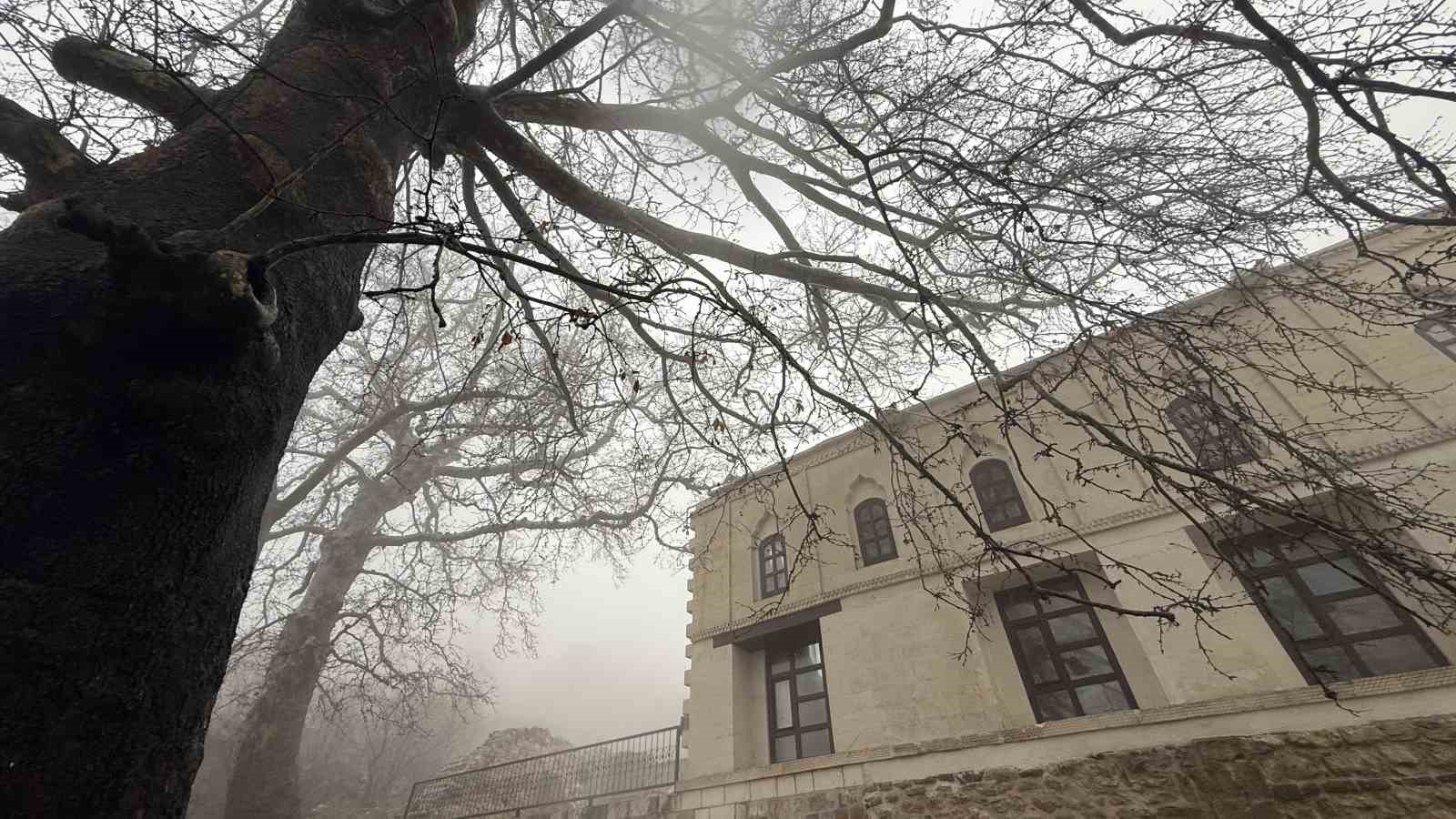 Lice’deki 486 yıllık Atak Ulu Camii sis içinde kaldı
