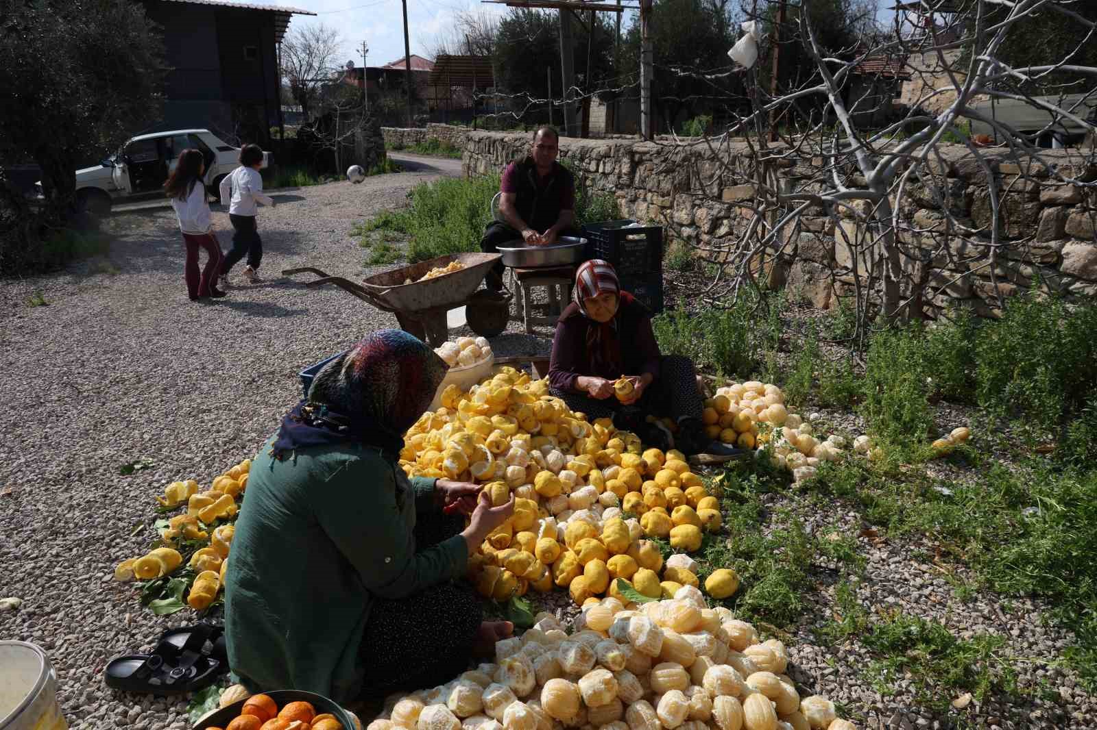 Limon ve turunç kabukları kadınların elinde değerleniyor
