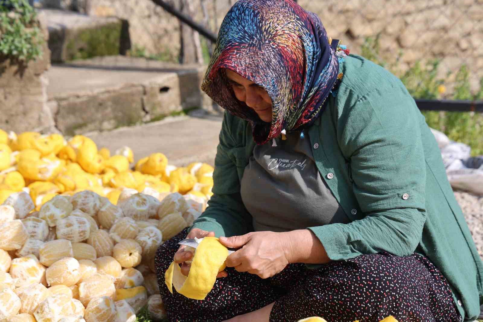 Limon ve turunç kabukları kadınların elinde değerleniyor
