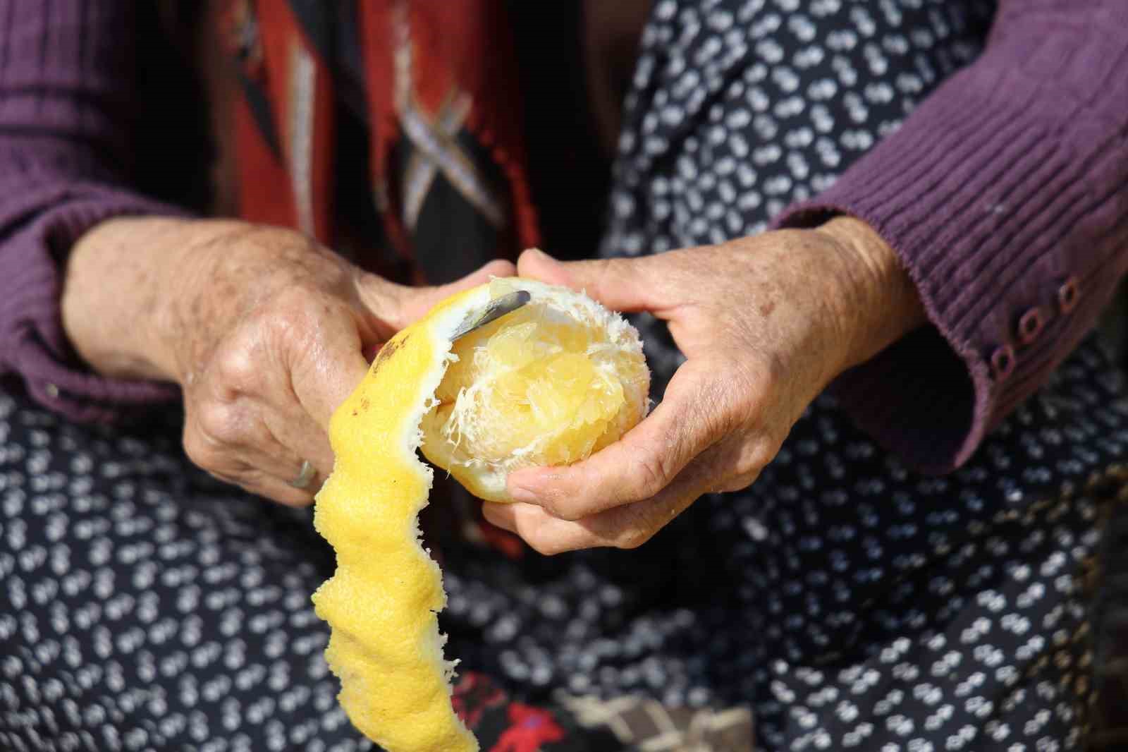 Limon ve turunç kabukları kadınların elinde değerleniyor
