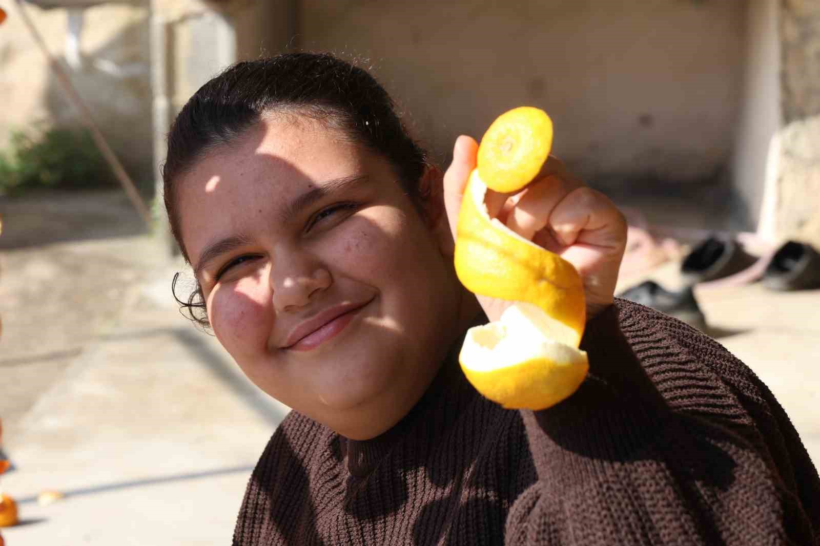 Limon ve turunç kabukları kadınların elinde değerleniyor
