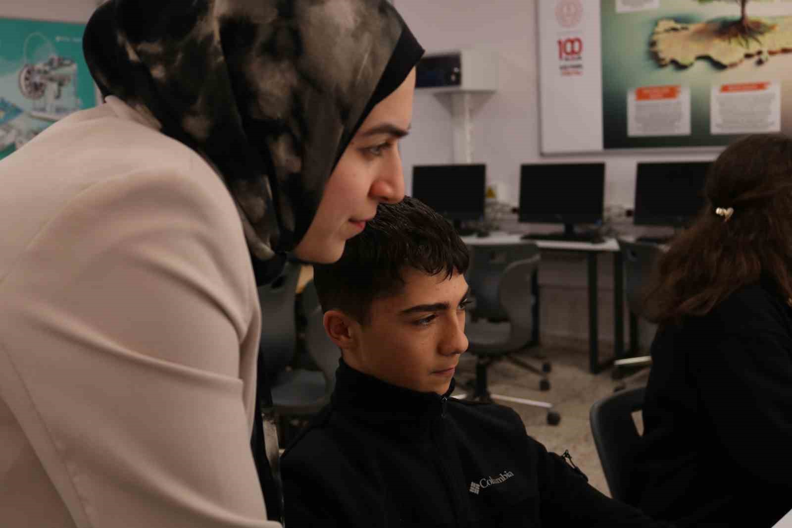 Lise öğrencileri 50 yıllık şarkı sözlerini kodla analiz etti: "Türkçe müzik toplumu ana kilitliyor"
