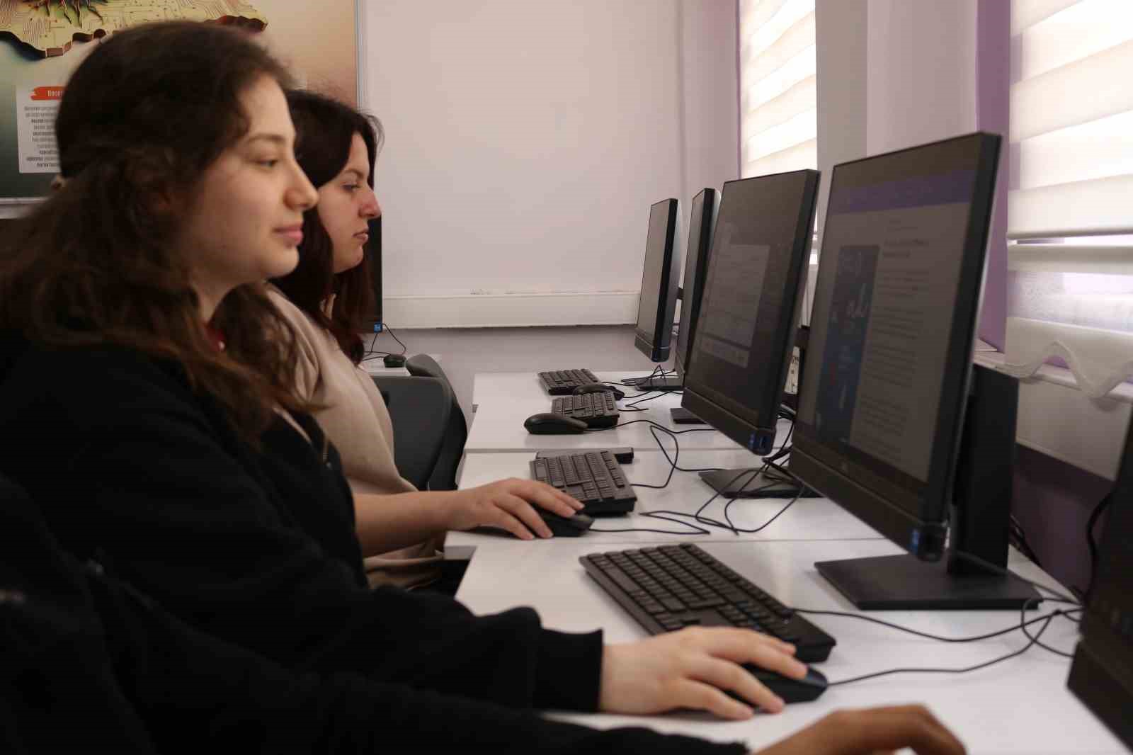 Lise öğrencileri 50 yıllık şarkı sözlerini kodla analiz etti: "Türkçe müzik toplumu ana kilitliyor"
