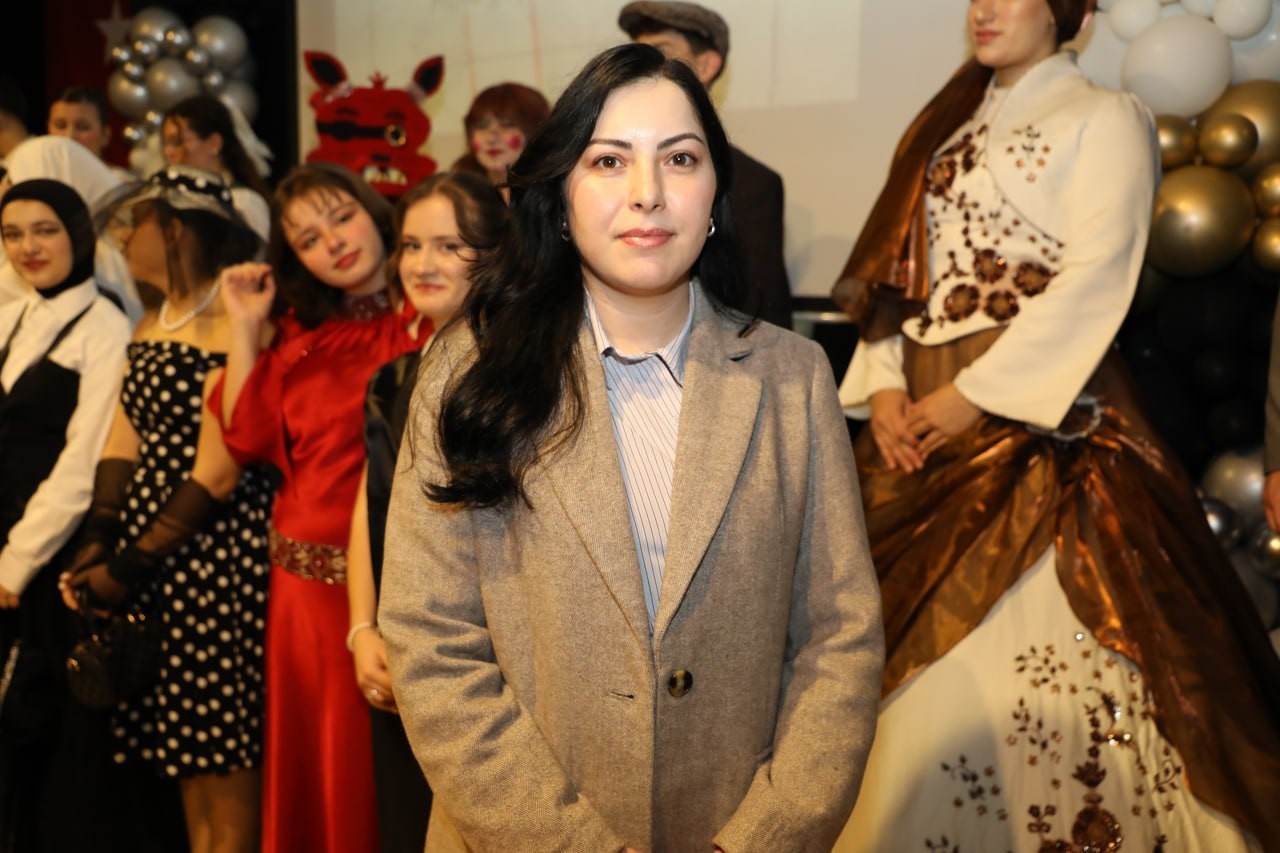 Lise öğrencileri atık malzemelerden hazırladıkları kıyafetlerle podyuma çıktı
