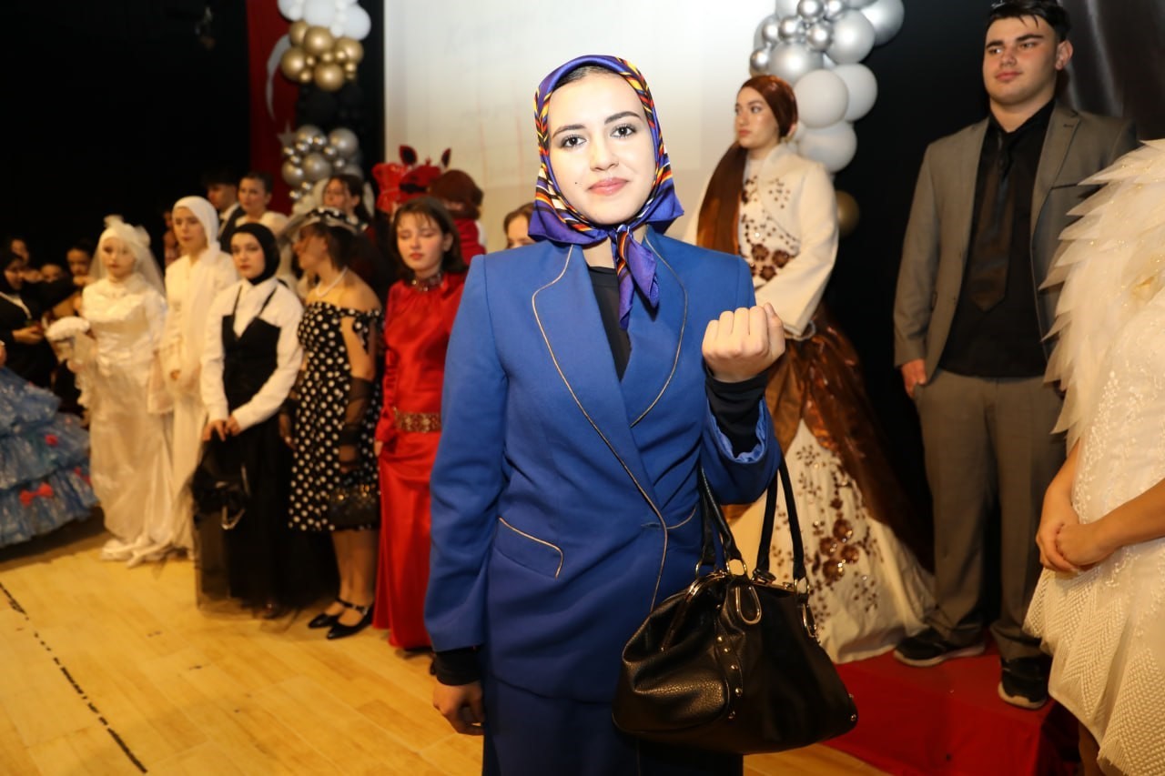 Lise öğrencileri atık malzemelerden hazırladıkları kıyafetlerle podyuma çıktı
