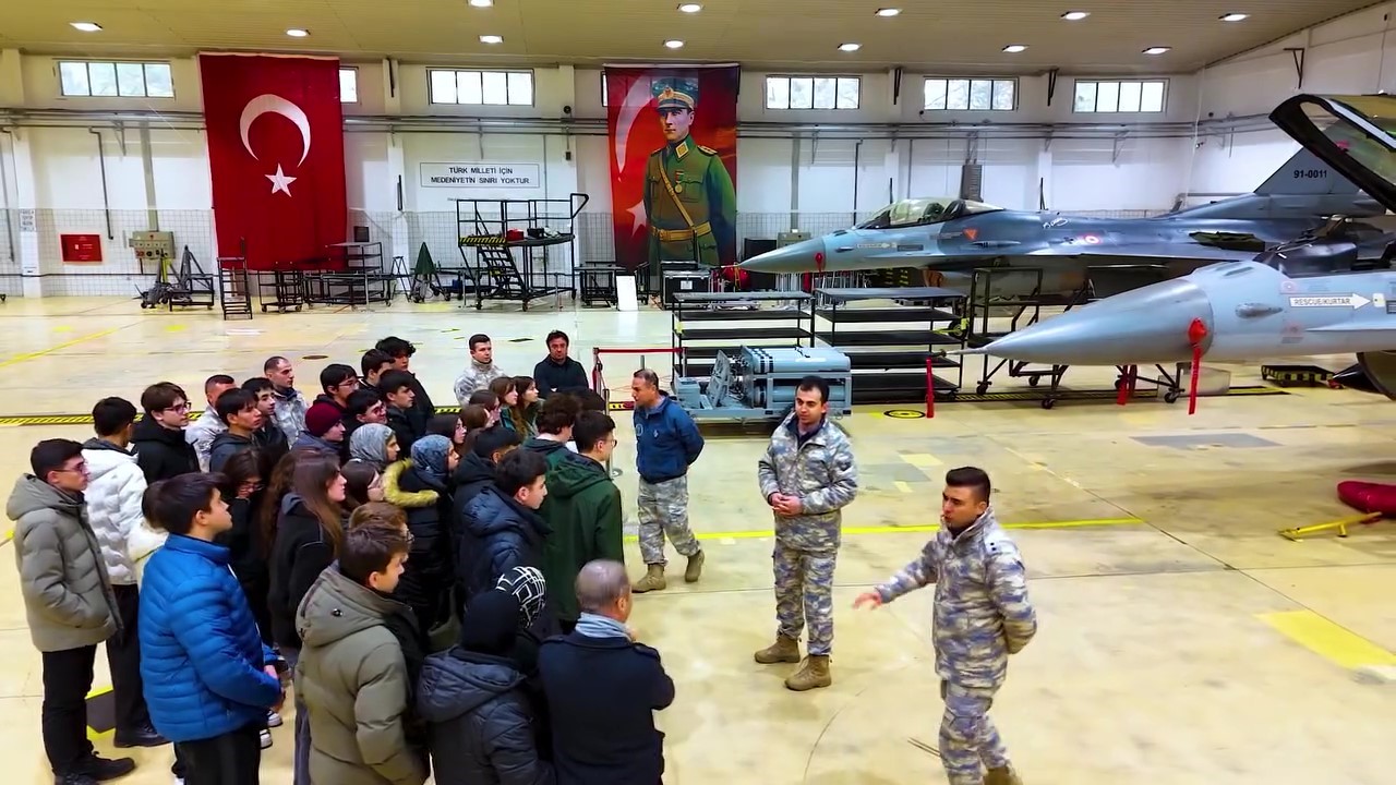 Lise öğrencileri F-16 kokpitinde: "Gelecekte KAAN’ları, Kızıl Elma’ları, Atak’ları biz uçuracağız"
