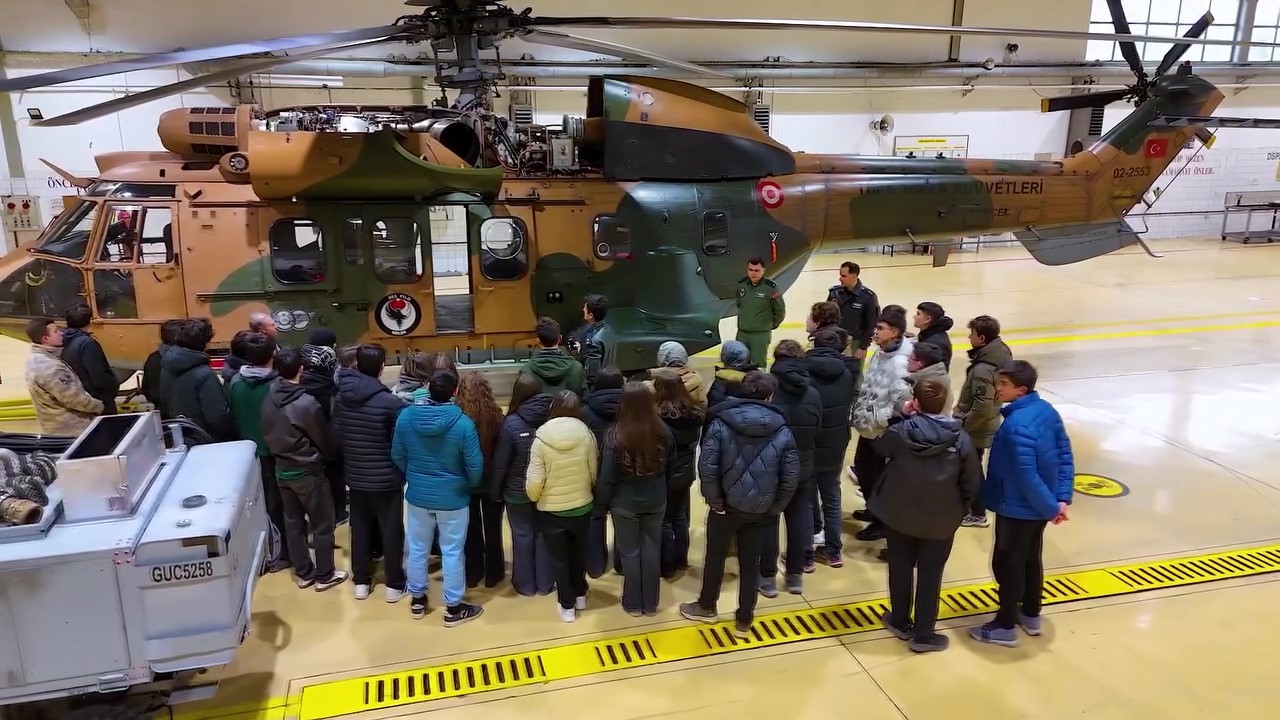 Lise öğrencileri F-16 kokpitinde: "Gelecekte KAAN’ları, Kızıl Elma’ları, Atak’ları biz uçuracağız"
