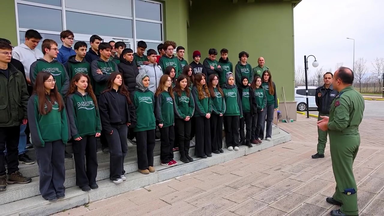 Lise öğrencileri F-16 kokpitinde: "Gelecekte KAAN’ları, Kızıl Elma’ları, Atak’ları biz uçuracağız"
