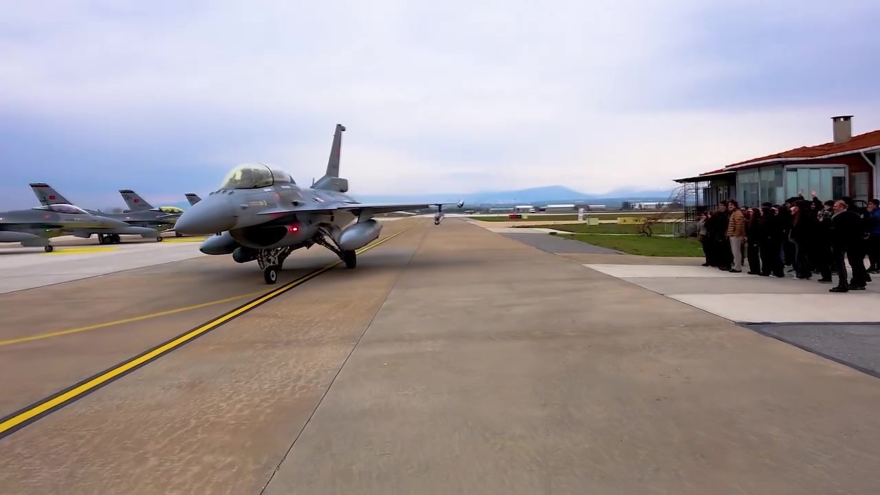 Lise öğrencileri F-16 kokpitinde: "Gelecekte KAAN’ları, Kızıl Elma’ları, Atak’ları biz uçuracağız"
