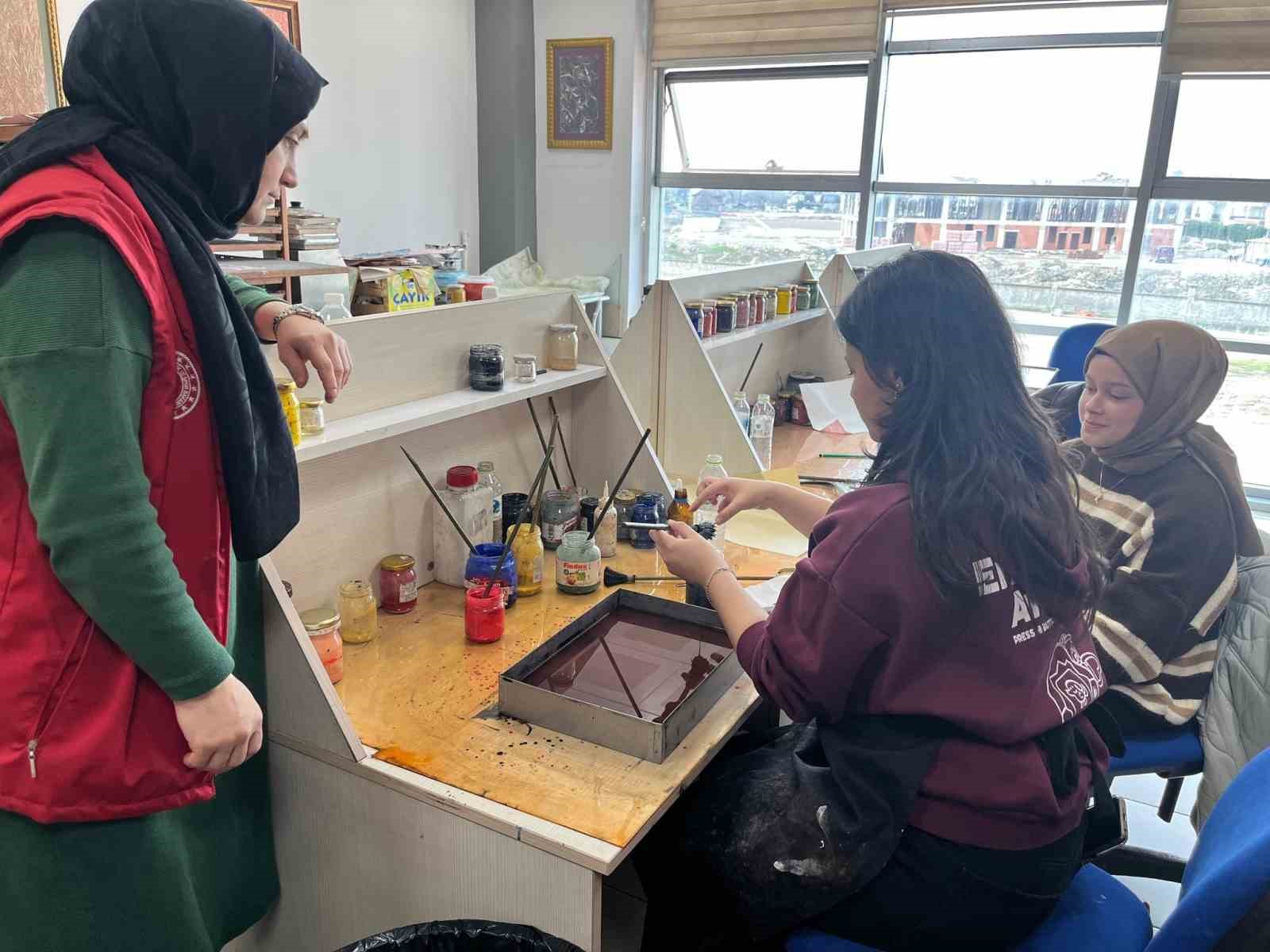 Lise öğrencileri gençlik merkezinde vakit geçirdi
