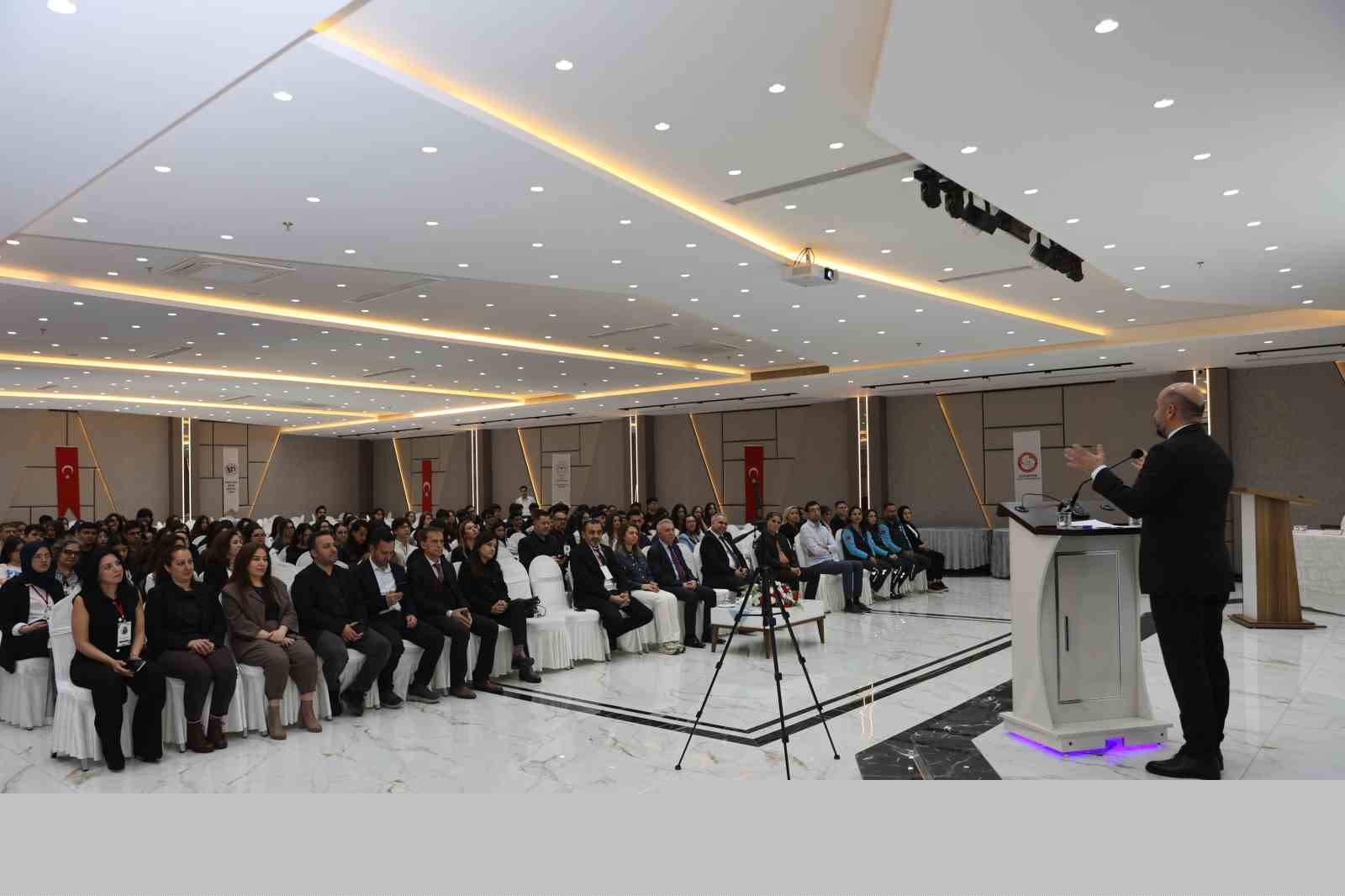 Lise öğrencileri tıp sempozyumuna katıldı
