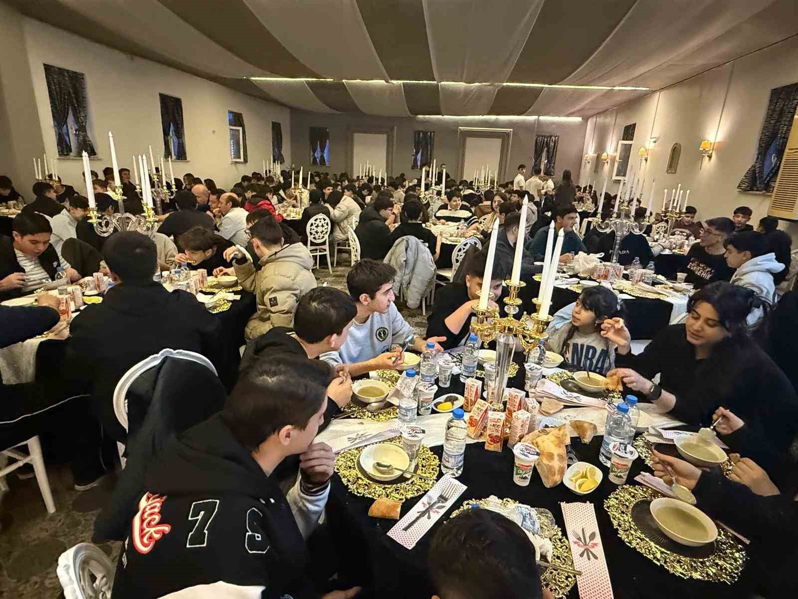 Lise öğrencileri ve öğretmenleri iftar sofrasında buluştu
