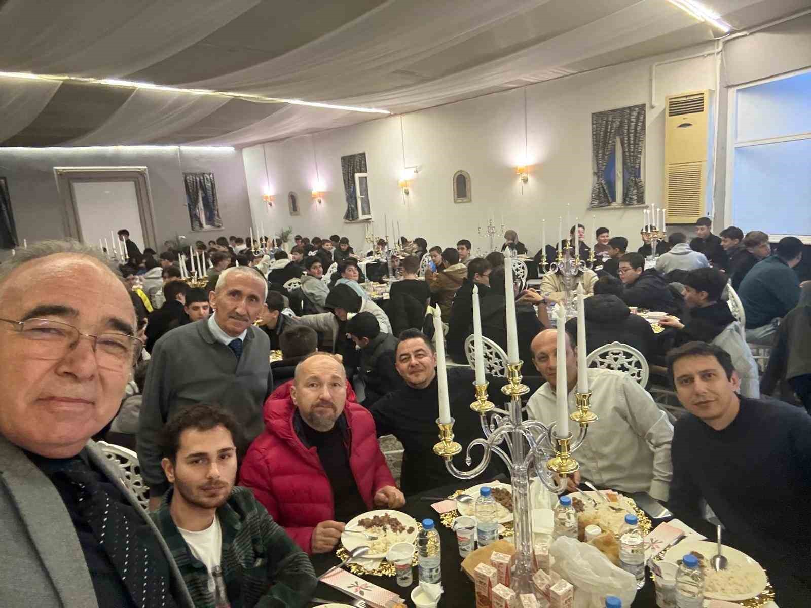 Lise öğrencileri ve öğretmenleri iftar sofrasında buluştu
