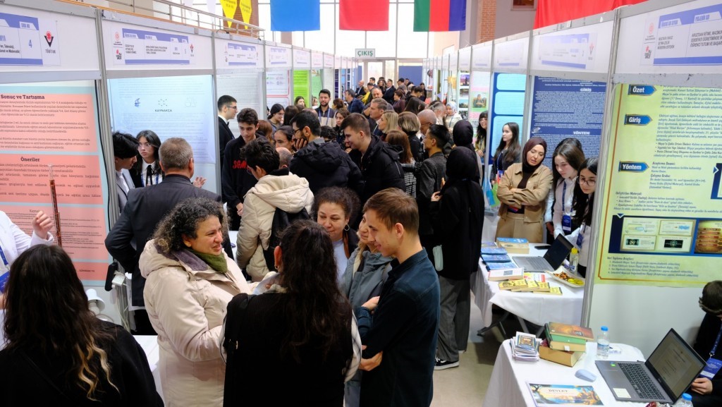 Lise öğrencilerinin projeleri Anadolu Üniversitesi ev sahipliğinde sergileniyor
