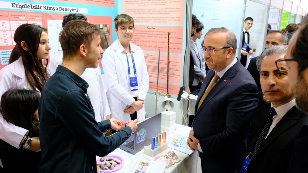 Lise öğrencilerinin projeleri Anadolu Üniversitesi ev sahipliğinde sergileniyor
