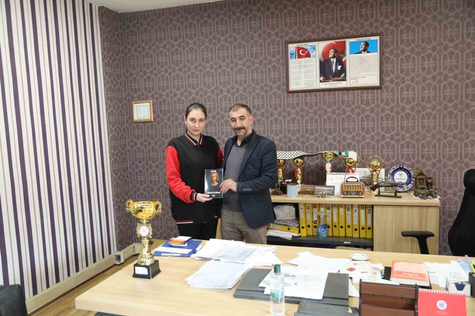 Lise öğrencisi kadın ölümlerini romanlaştırdı
