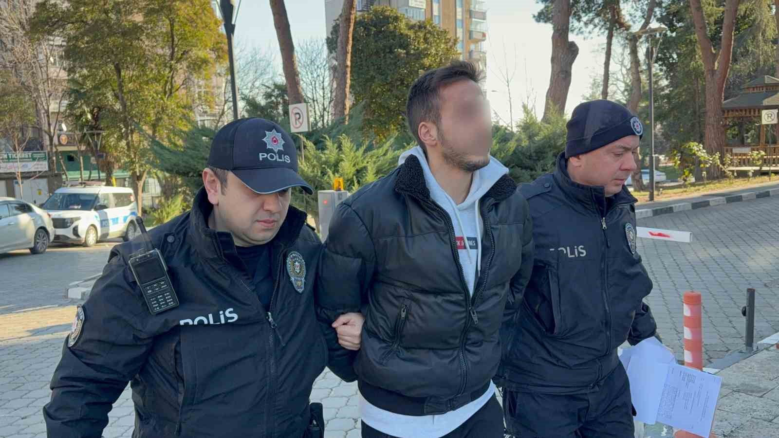 Lise öğrencisinin boynuna bıçak dayayan üniversite öğrencisi tutuklandı
