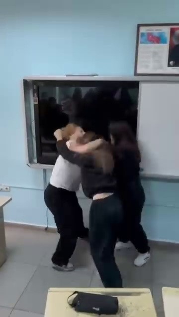 Lisedeki kavga anları kamerada, 3 öğrenciye uzaklaştırma cezası
